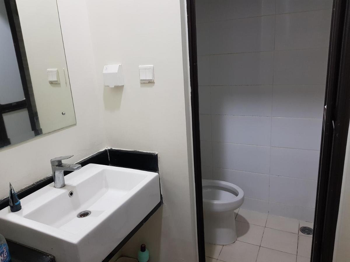 Aloha Guest House - 1 Male Only Tangerang Buitenkant foto