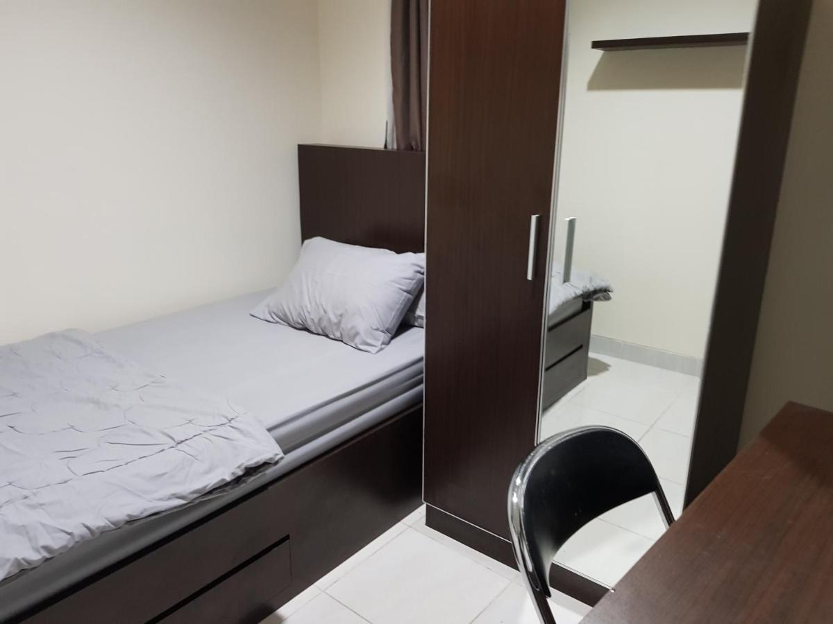 Aloha Guest House - 1 Male Only Tangerang Buitenkant foto
