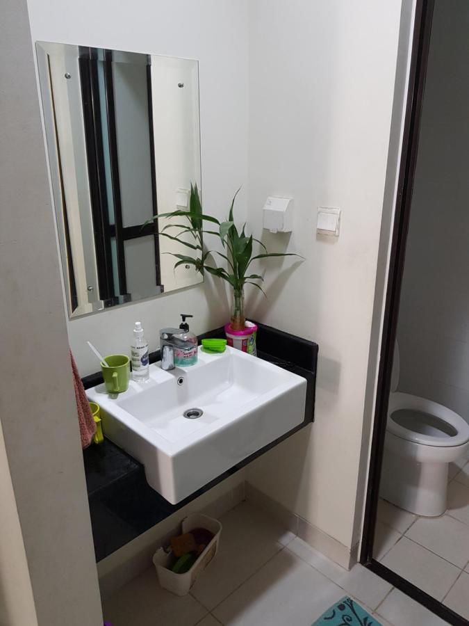 Aloha Guest House - 1 Male Only Tangerang Buitenkant foto